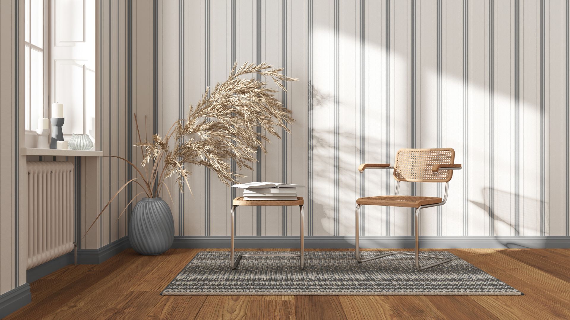Hay una silla y una mesa en la habitación.