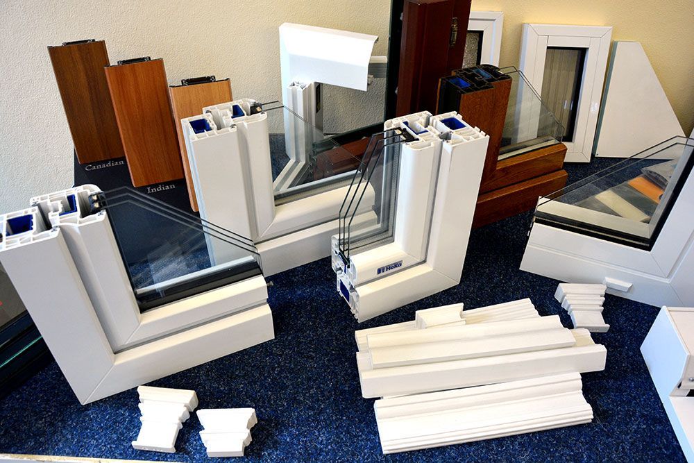 Auf einem Tisch liegen mehrere unterschiedliche Fenstertypen.