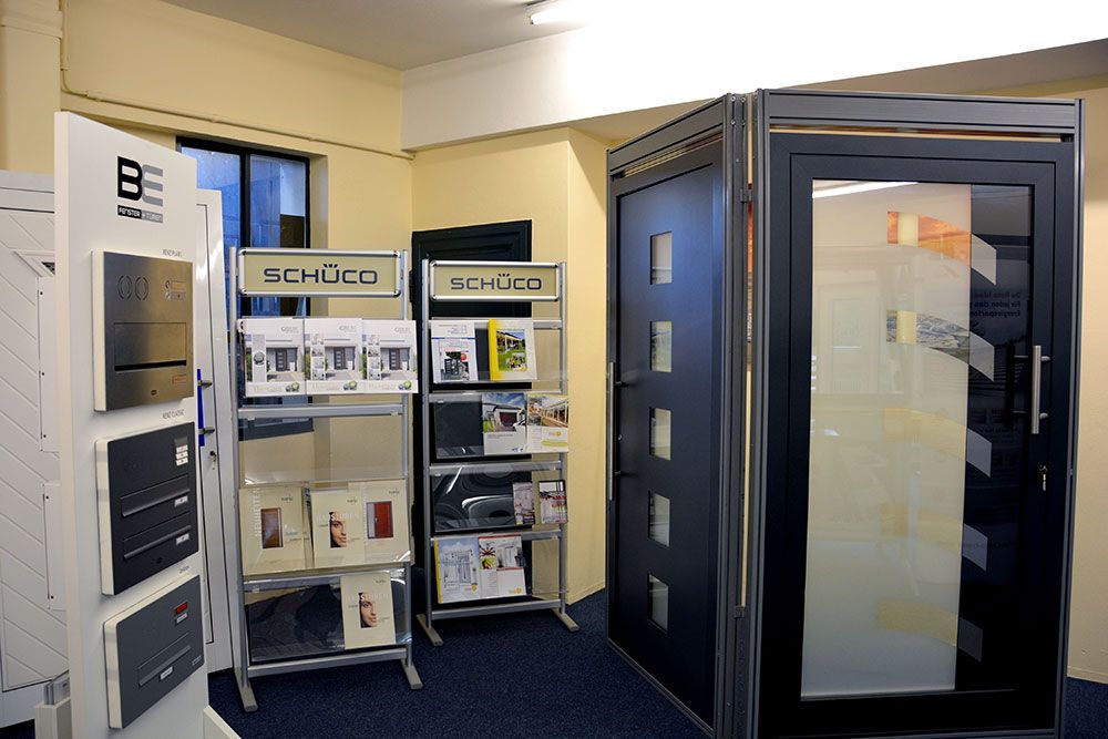 Ein Zimmer mit einem Schild mit der Aufschrift „Schoco“ darauf