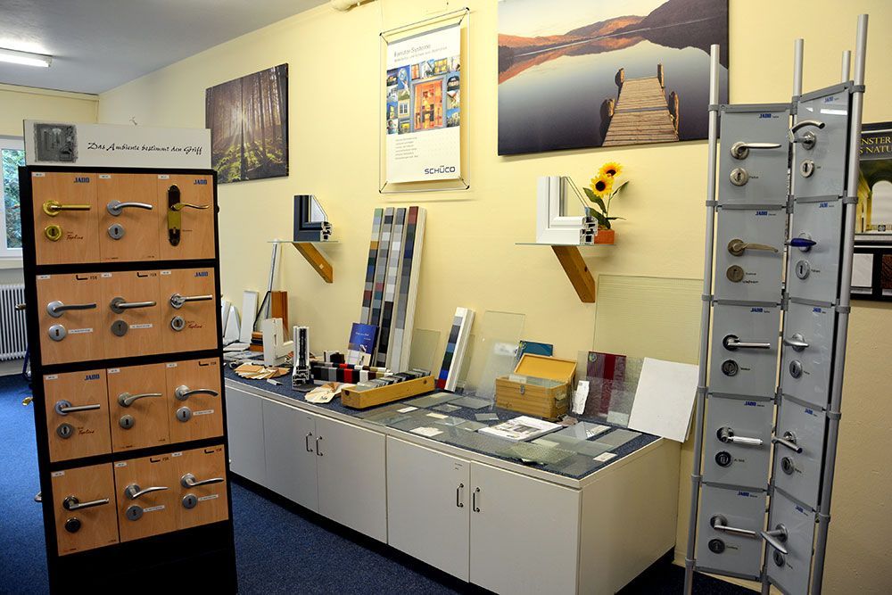 Eine Ausstellung von Türgriffen und Schlössern in einem Geschäft