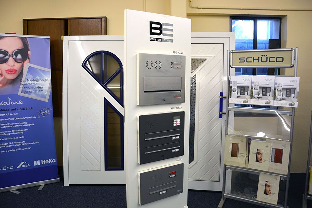 Eine Anzeige von Briefkästen und ein Schild mit der Aufschrift Schulco