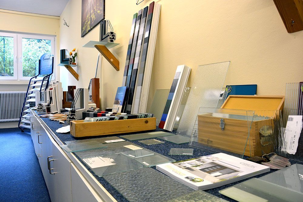 Ein Raum mit vielen Glassplittern auf der Theke