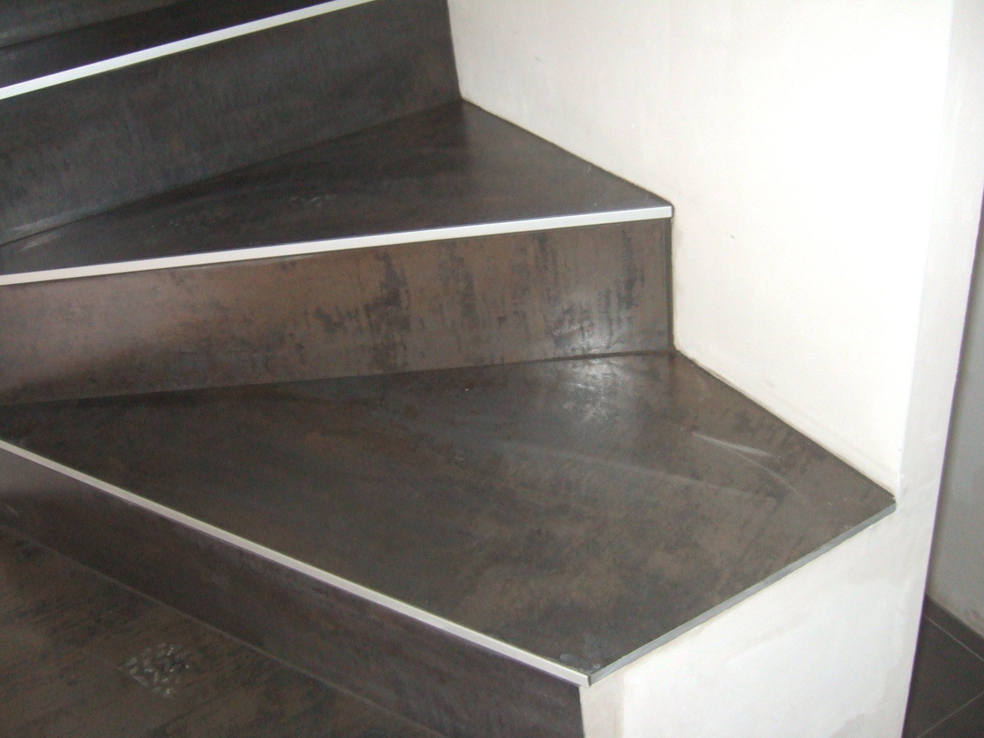 Carrelage sombre marches d'escalier