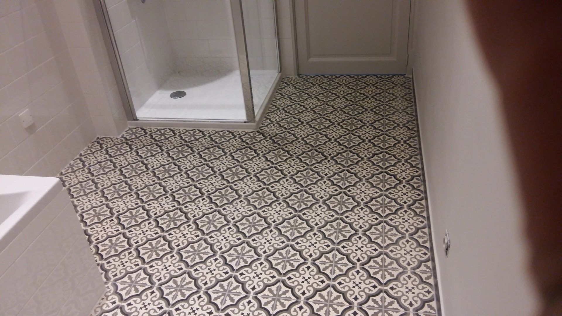 Carreaux de ciment et douche à l'italienne