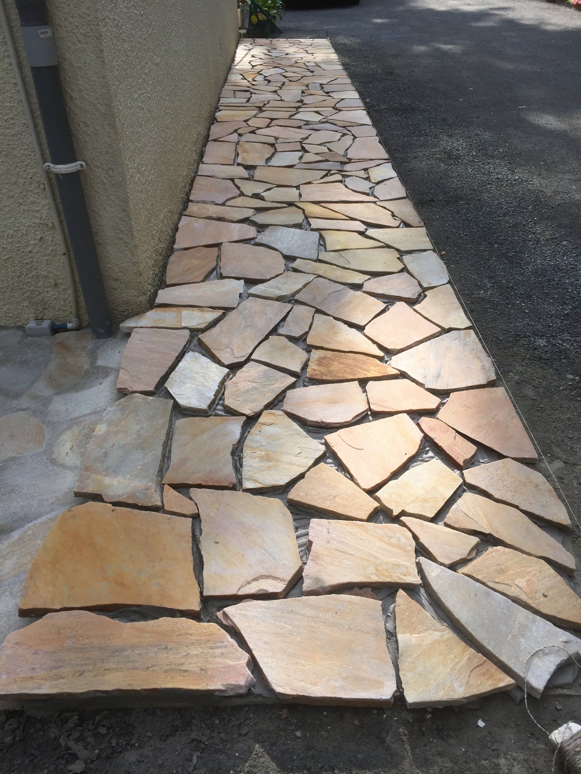 Pose de dallage en cours