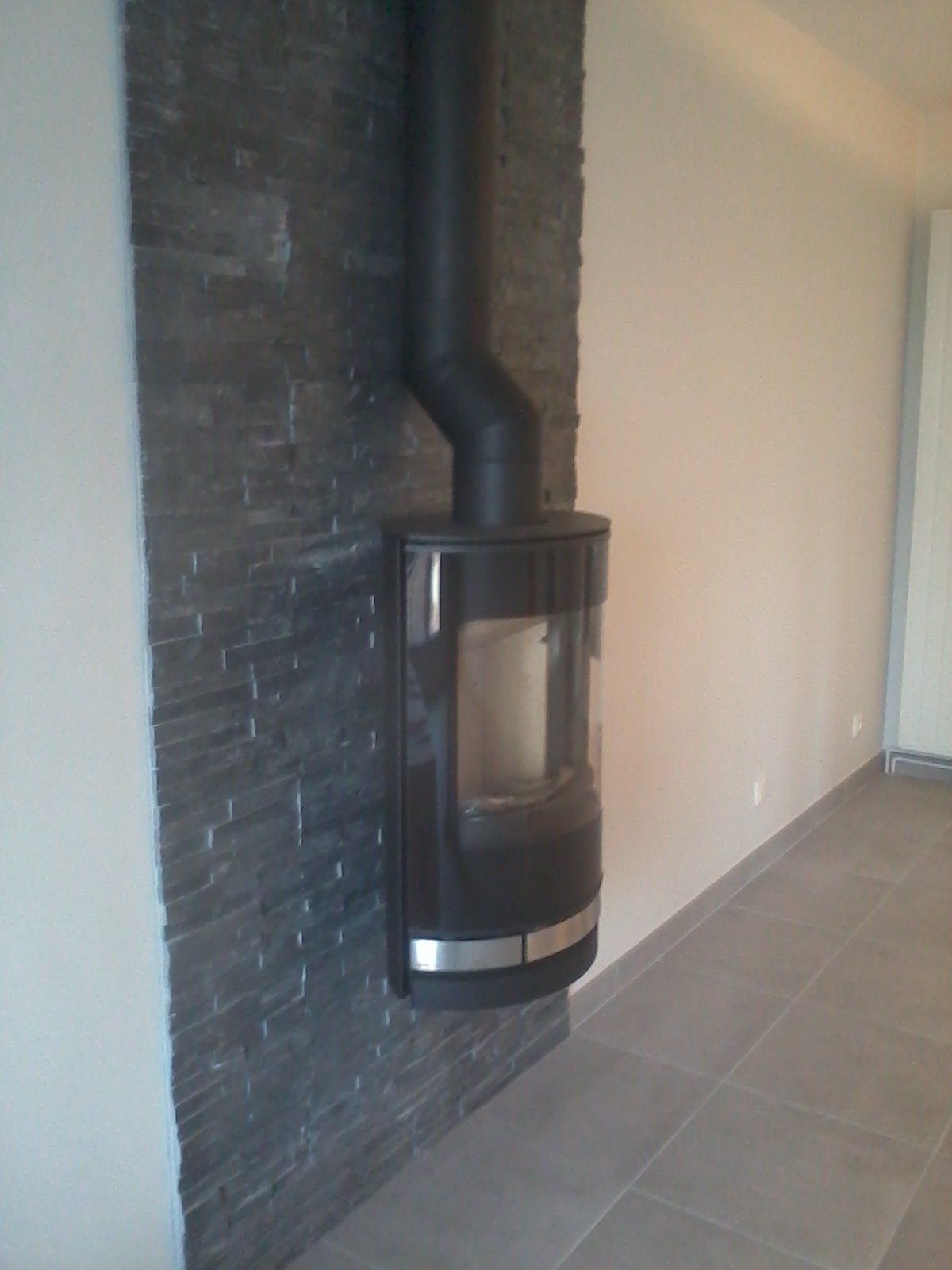 Parement mural derrière un poêle