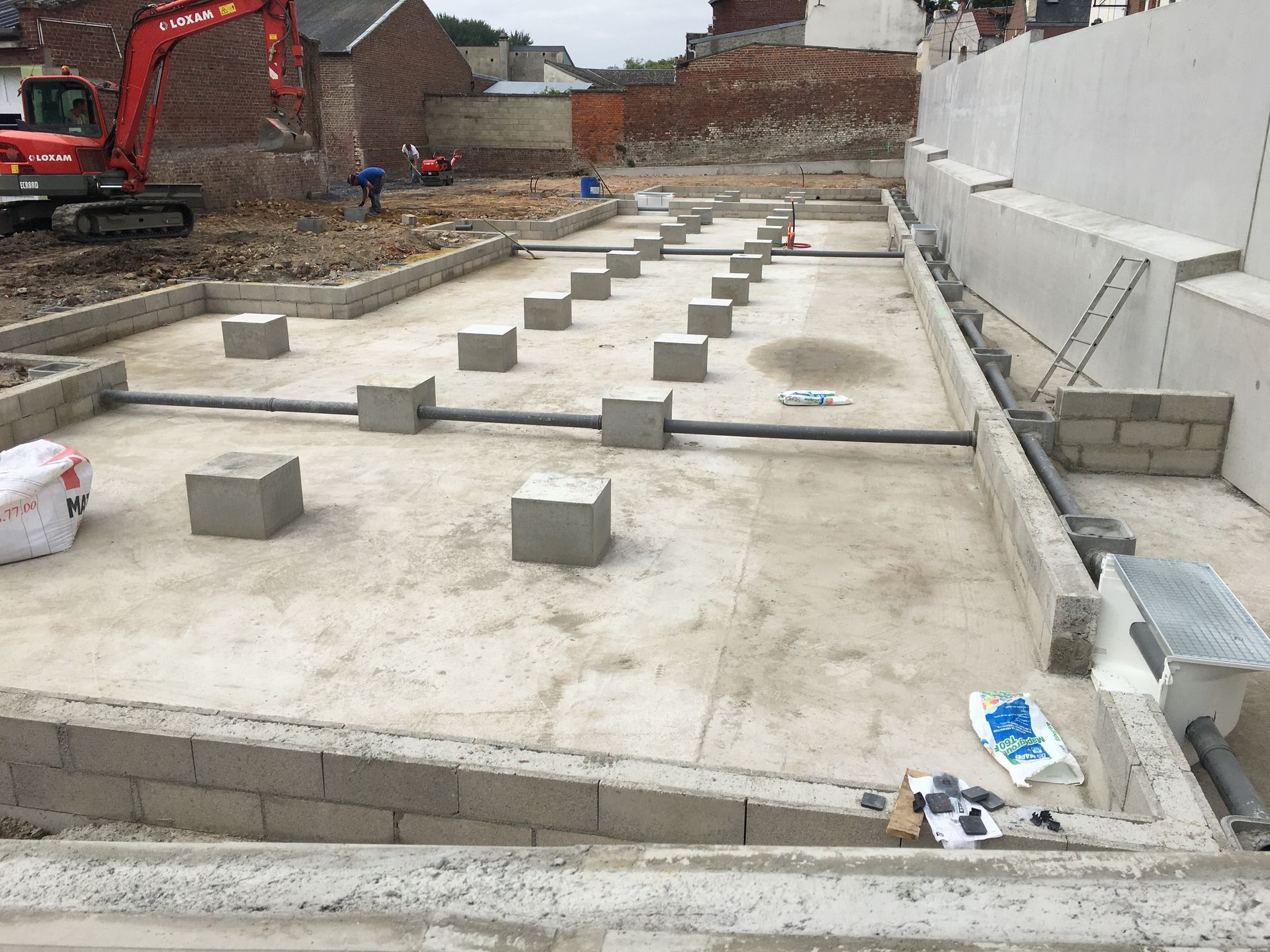 Mur soutènement BA, Radier général et plots pour modulaire - École Péronne 
