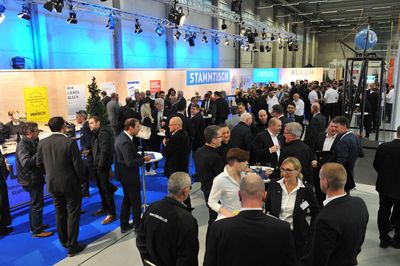 Grosse Versammlung in einem hell erleuchteten Saal.