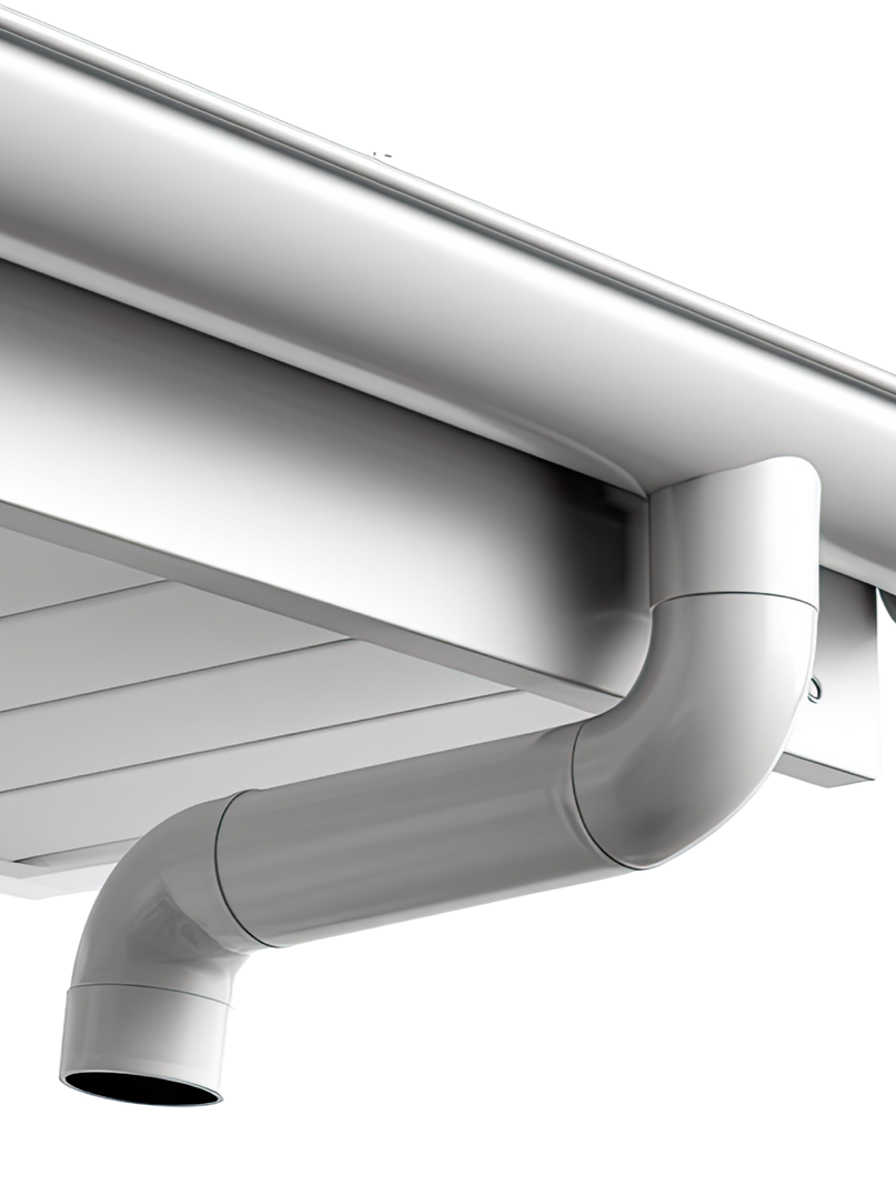 Système de gouttière et de descente pluviale blanche fixé à un bâtiment, incliné sur un fond blanc.