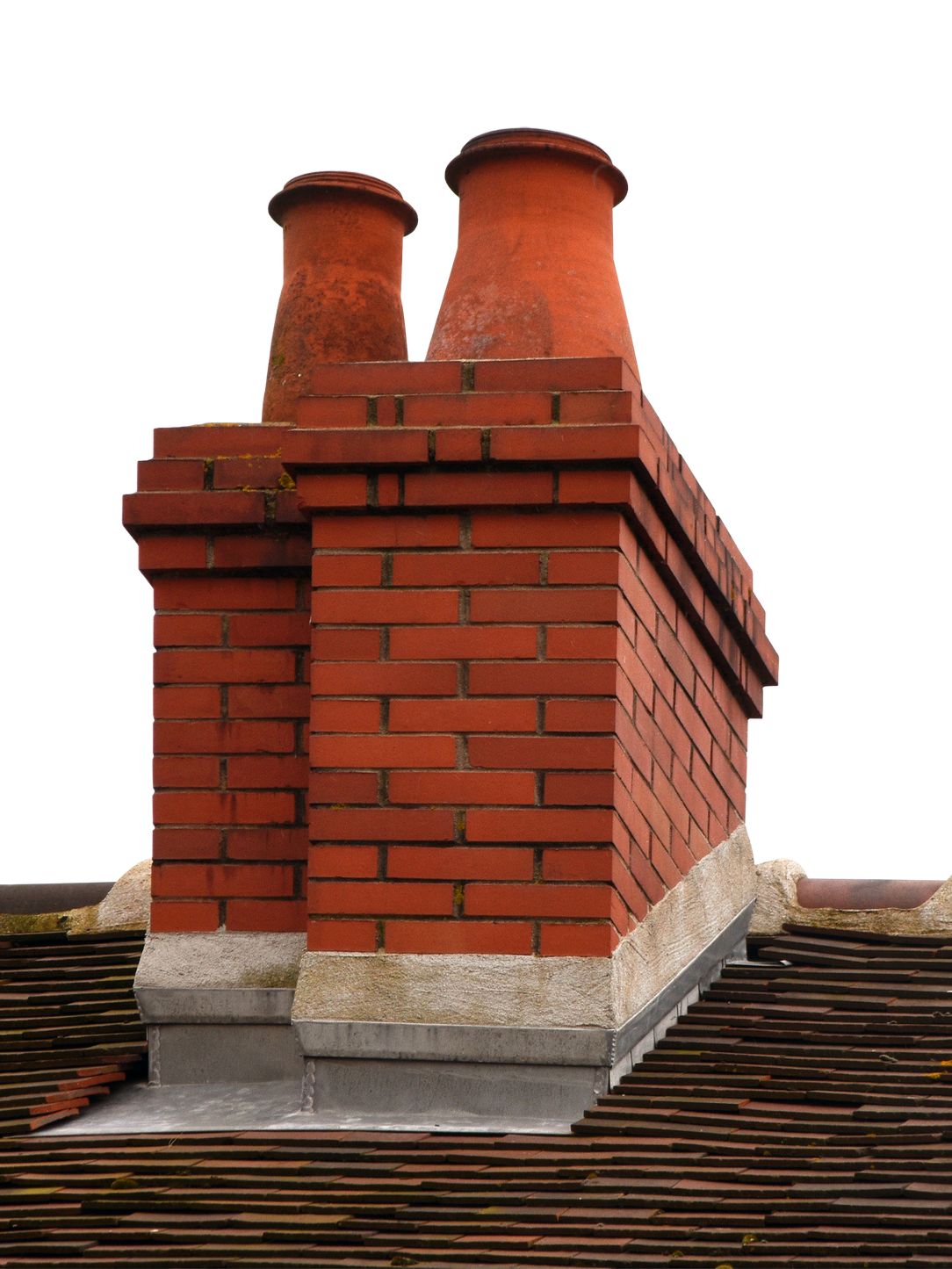 Cheminée en briques avec deux pots en terre cuite sur un toit de tuiles.