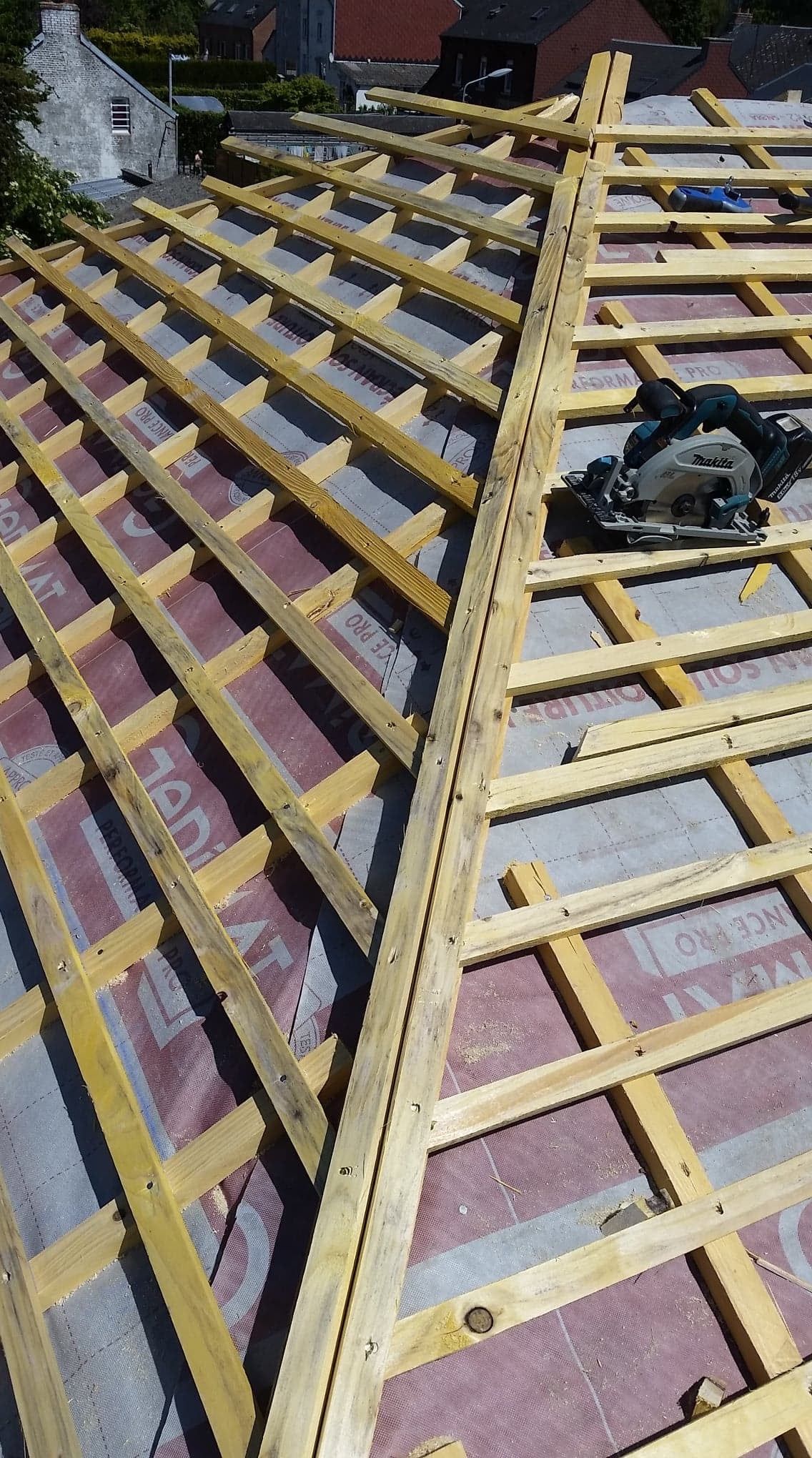 Travaux d'isolation de toiture.