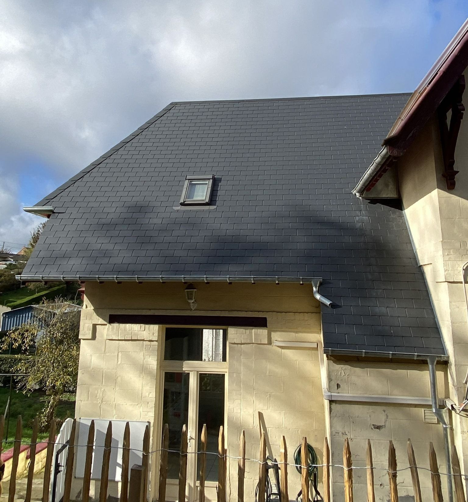 Une cheminée avec un entourage en zinc.