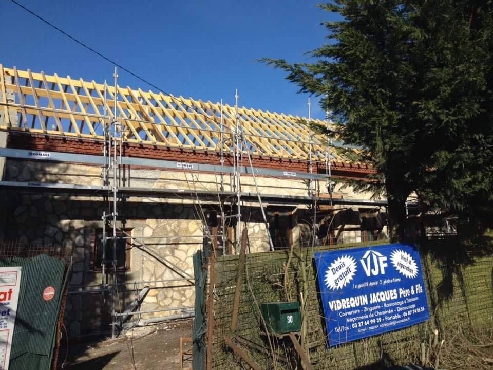 Une toiture avec une grande cheminée.