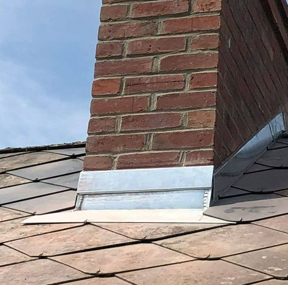 Un solin de cheminée en zinc.
