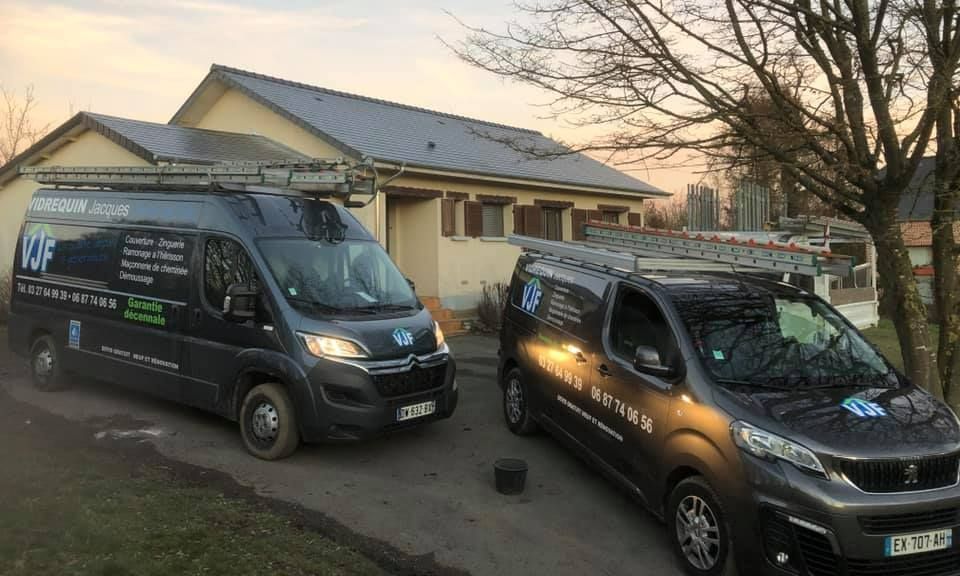 Deux véhicules de Vidrequin Jacques Père et Fils.