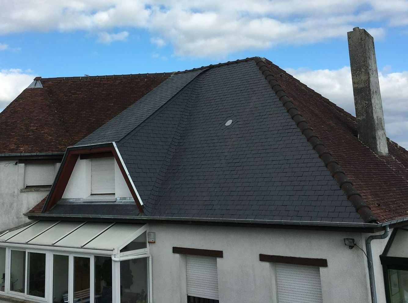 Une toiture avec un volet roulant.