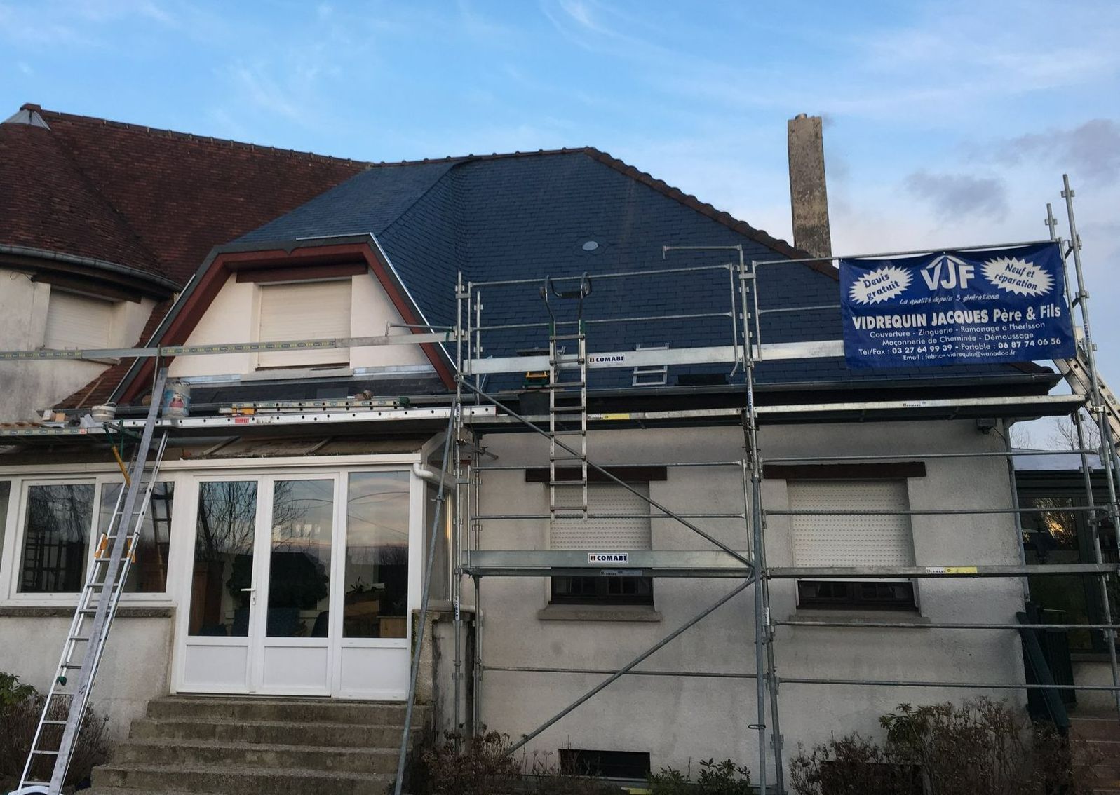 Une toiture avec un volet roulant.