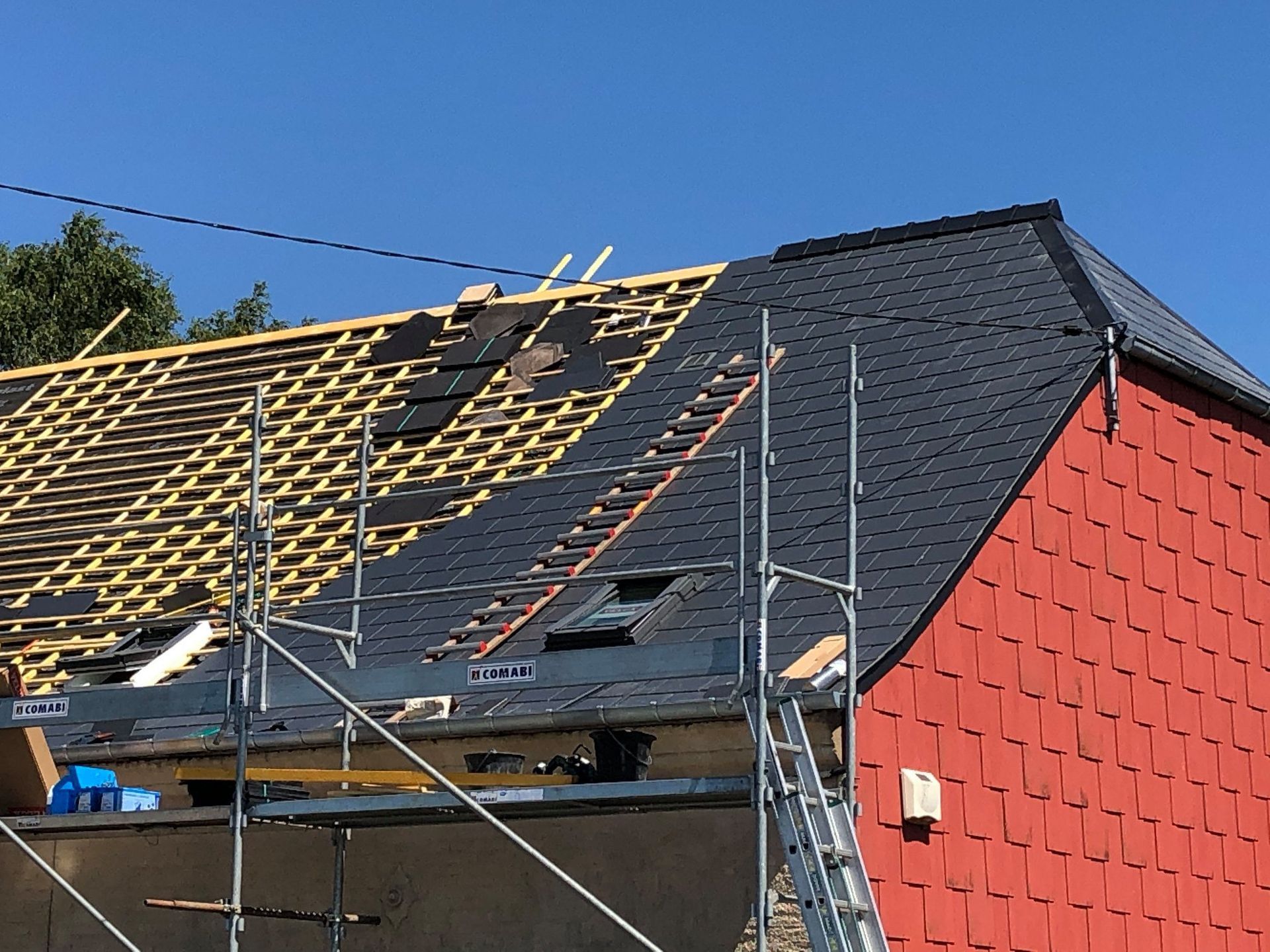 Un échafaudage et un panneau Vidrequin Jacques Père et Fils.