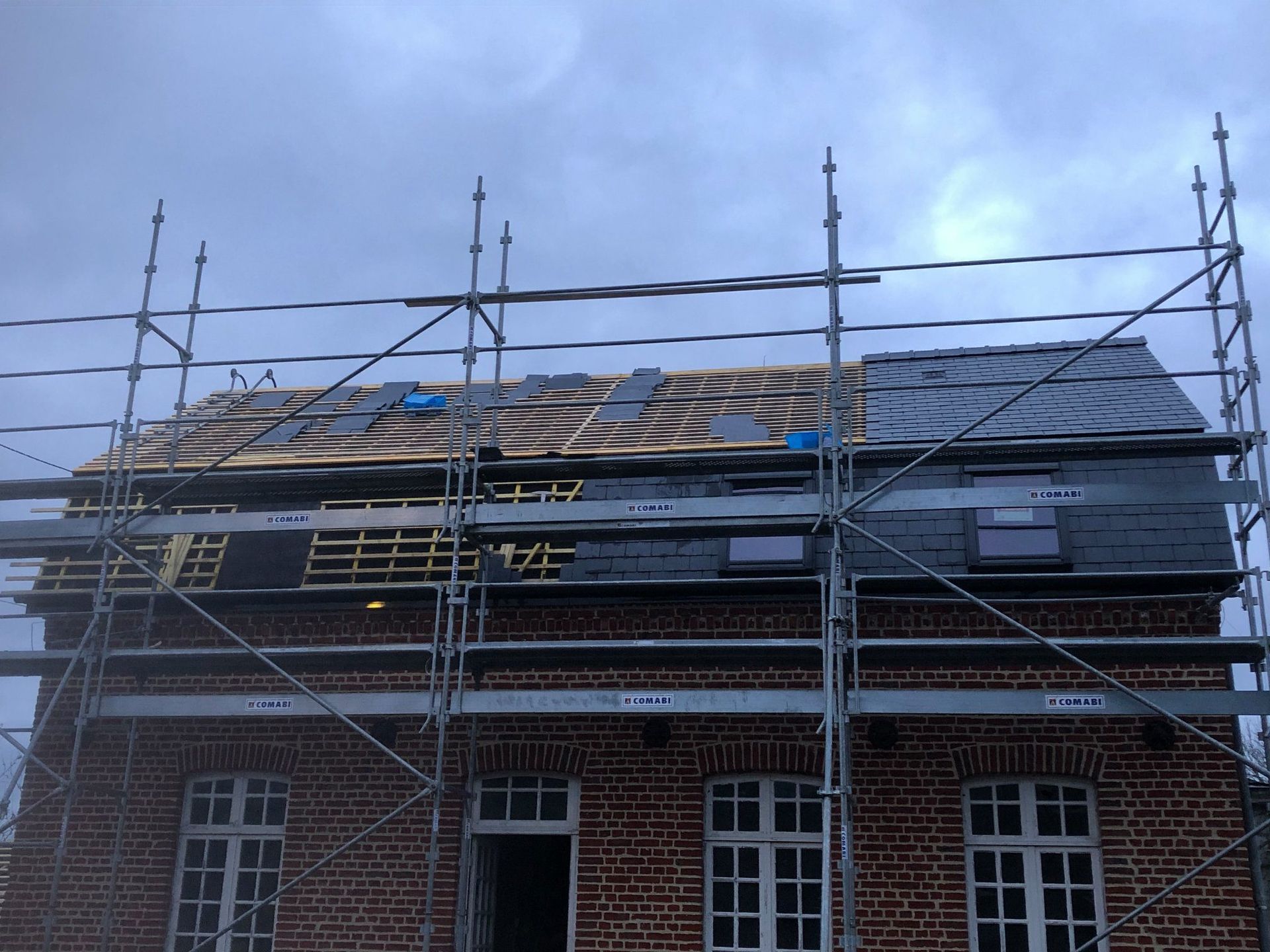 La rénovation d'une toiture avec un échaufaudage.