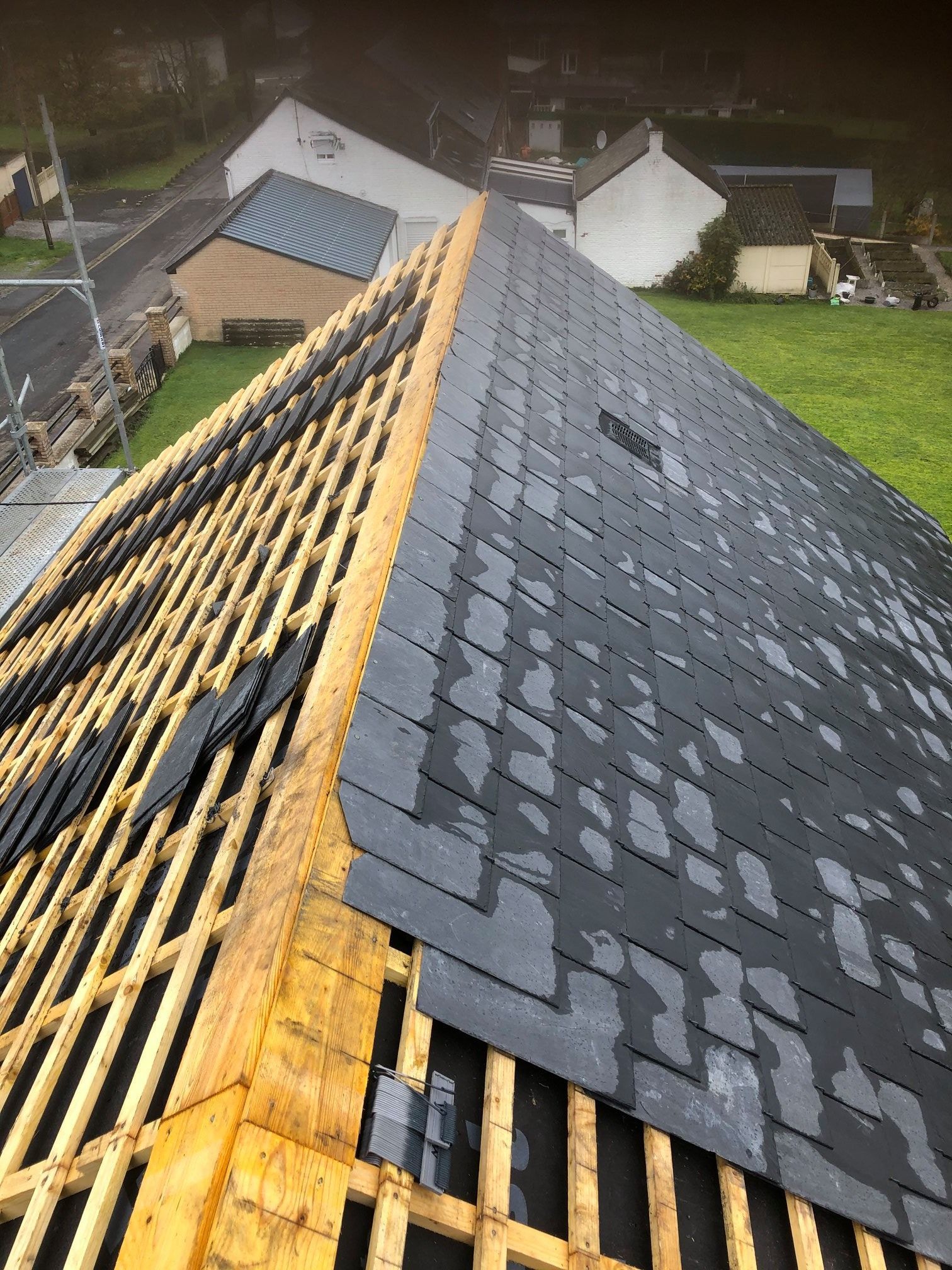 La rénovation d'une toiture en ardoise.