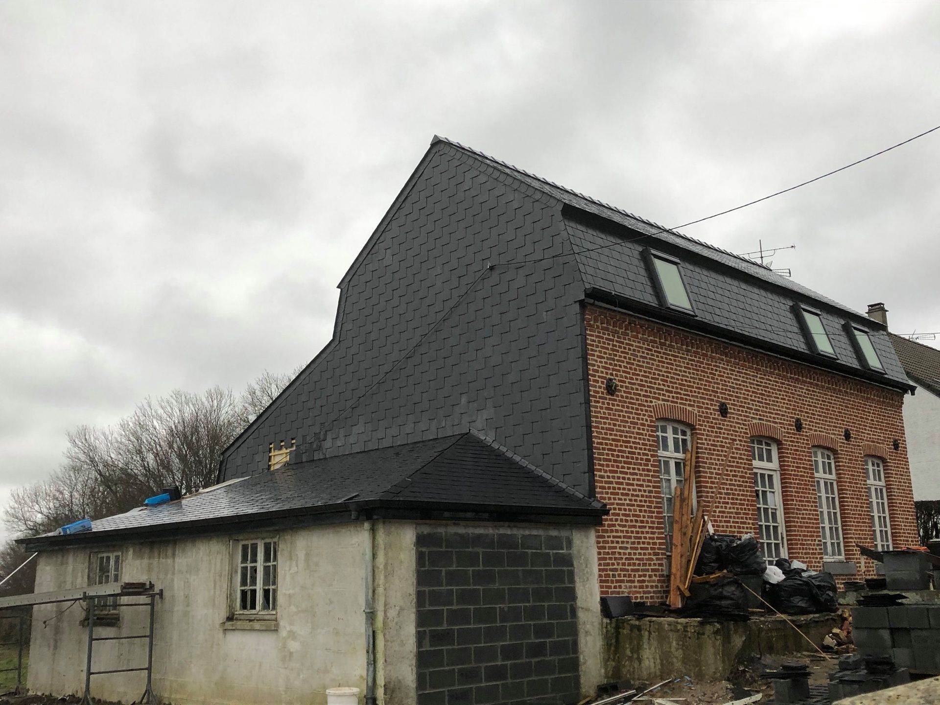 Un grand bâtiment avec un mur en briques.