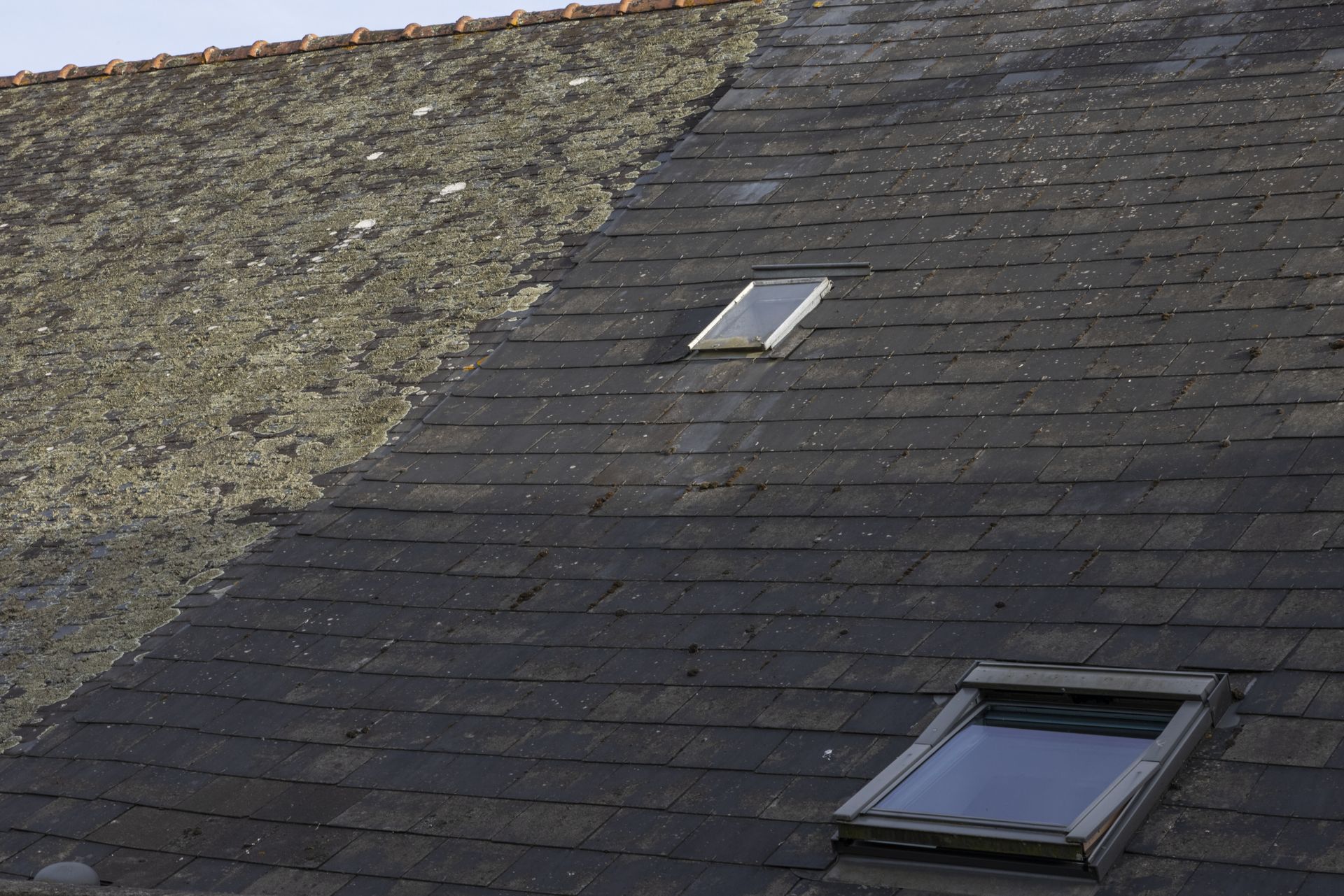 Nettoyage de toiture en ardoise.