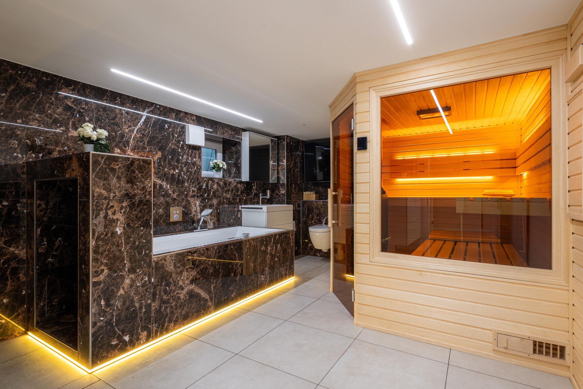 Ein Badezimmer mit Badewanne und Sauna.