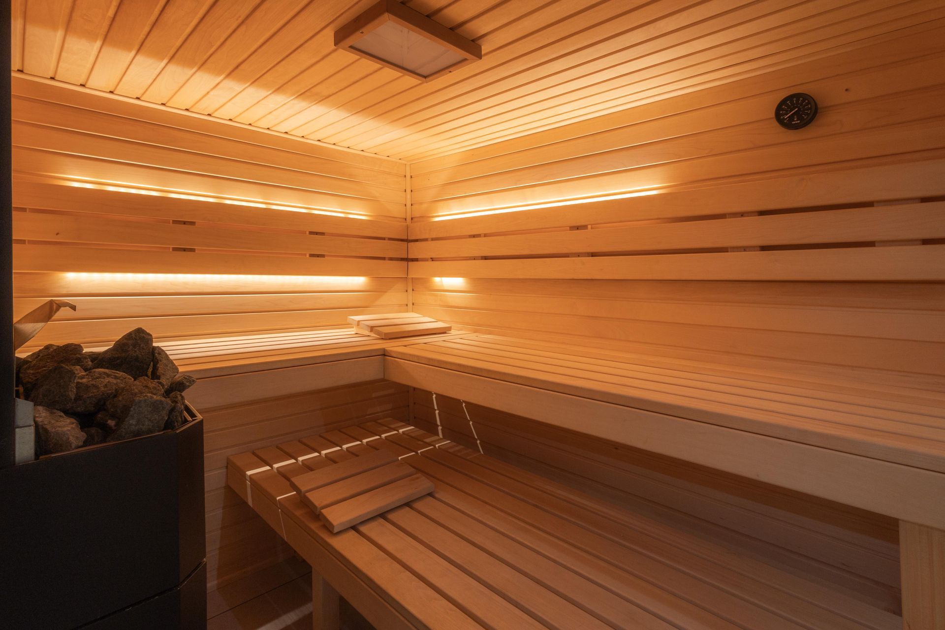 Eine Holzsauna mit Ofen vom HSK-Handwerkszentrum