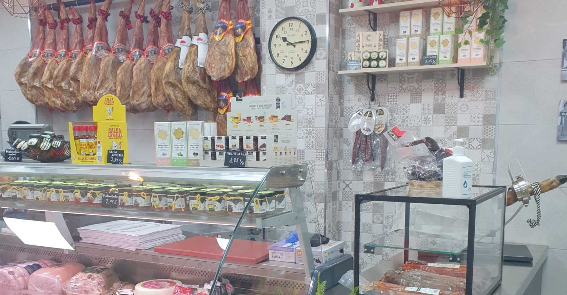 El interior de una carnicería con un reloj en la pared.