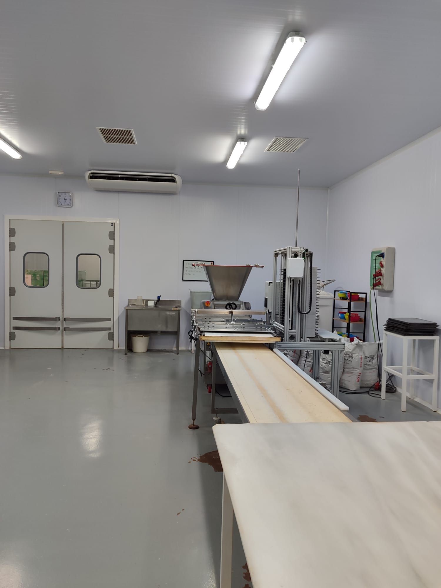 Una habitación con una mesa y una máquina dentro.