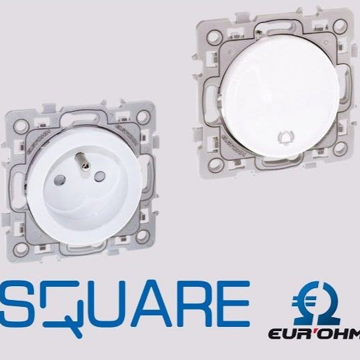 Deux prises électriques murales blanches avec des cadres gris au-dessus des logos SQUARE et Eurohm.
