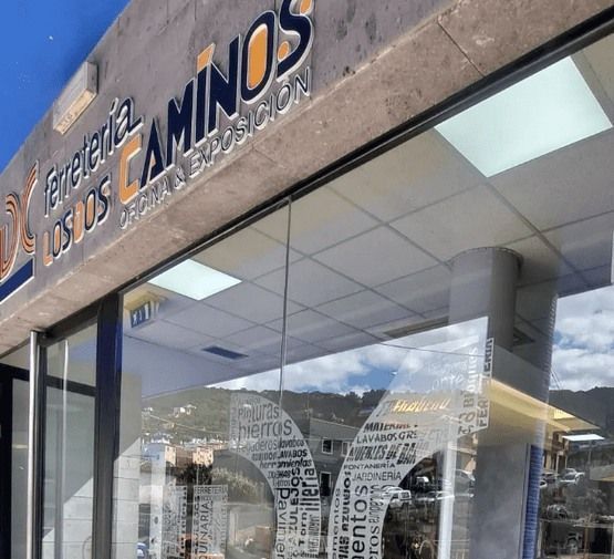 Un frente de tienda con un cartel que dice ferreteria caminos