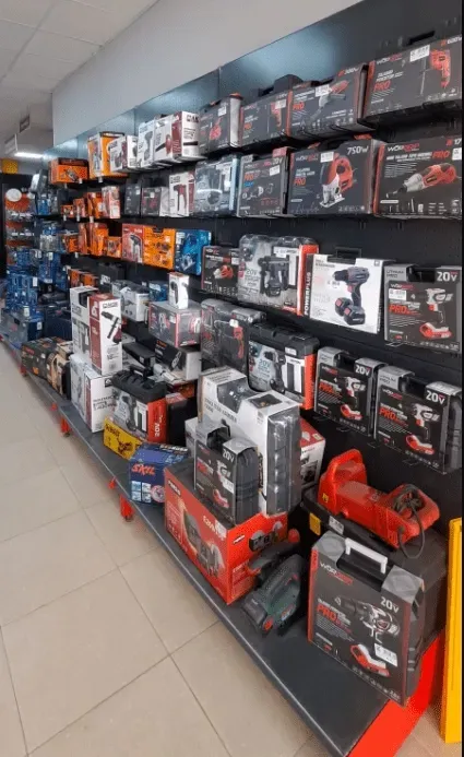 Un pasillo de tienda lleno de herramientas y cajas.