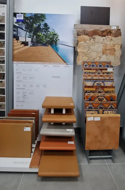 Una exhibición de diferentes tipos de azulejos en una tienda.