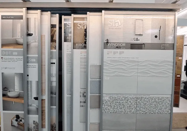 Una vitrina llena de muchos azulejos en una tienda.