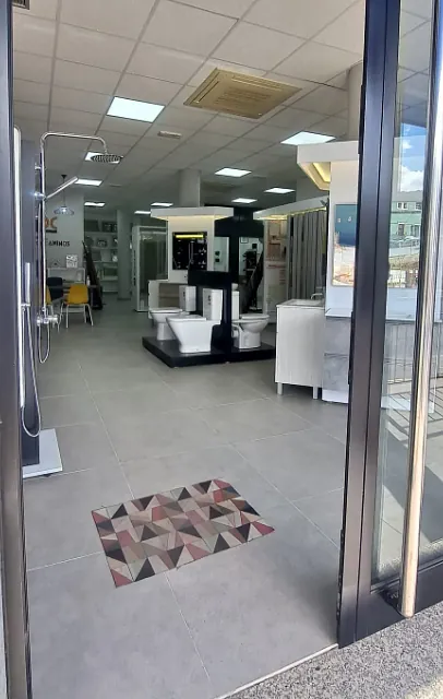 Una sala de exposición de baño con una alfombra en el suelo.