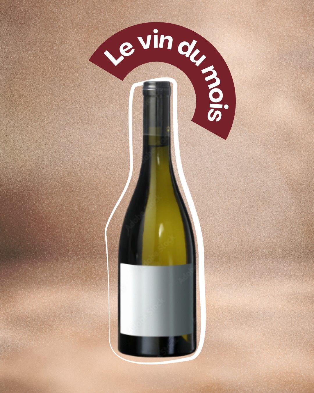 Bouteille de vin avec étiquette vierge et bannière rouge portant l'inscription « Le vin du mois » sur fond beige