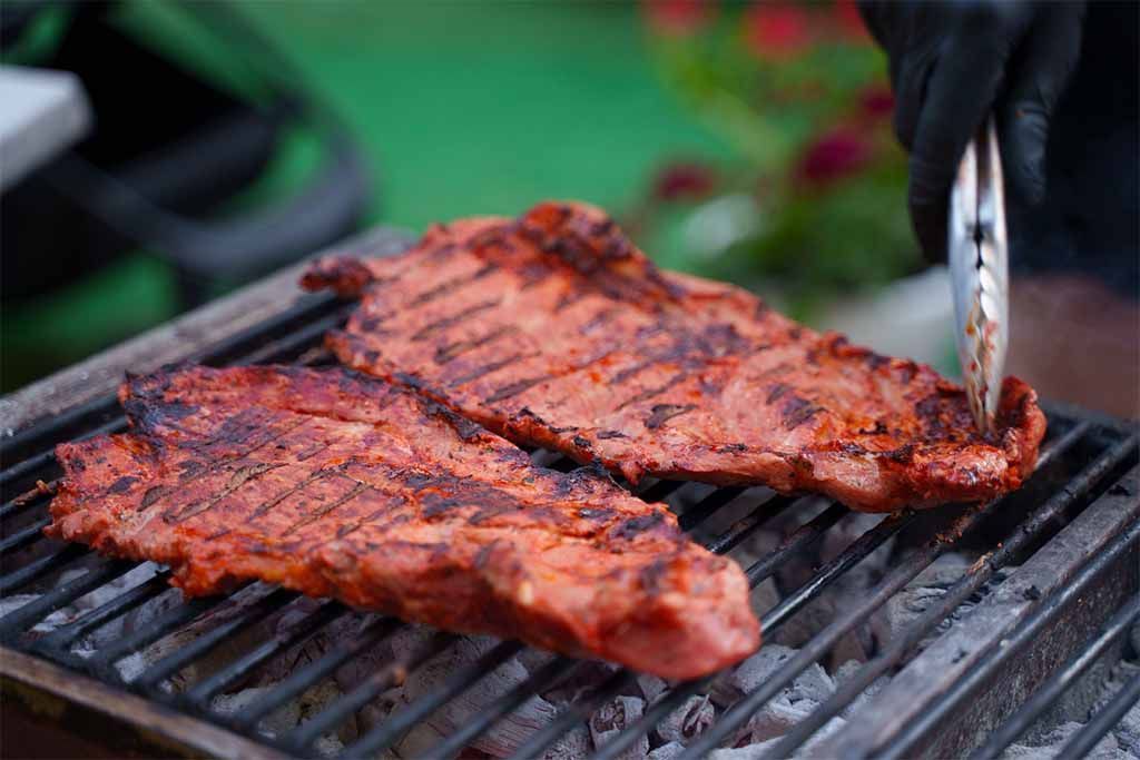 Viandes assaisonnées, cuites au barbecue
