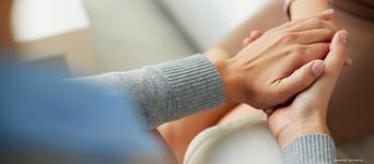 Person legt die Hände zusammen