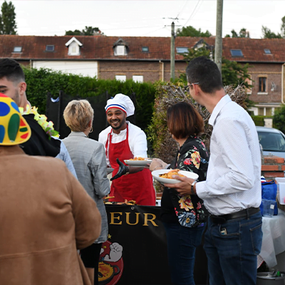 Traiteur qui sert les invités