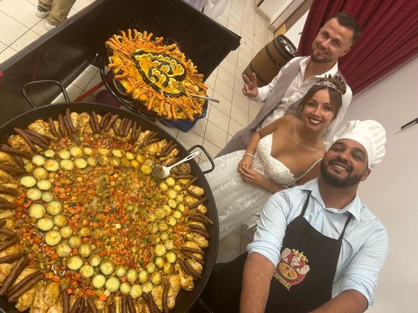 Caporal traiteur prépare une paëlla et un couscous pour un mariage