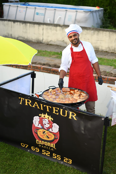 Traiteur qui prépare une paella géante