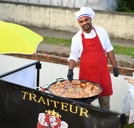 Notre traiteur en pleine cuisine lors d'un évènement