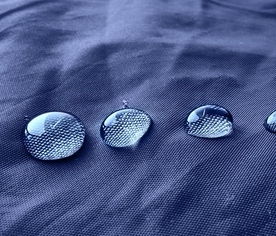 Gouttes d'eau sur une surface bleue