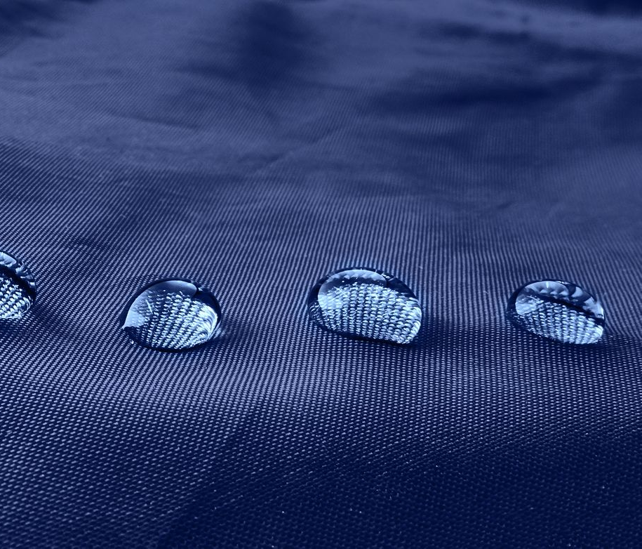 Trois gouttes d'eau sur une surface bleue