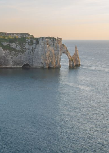 Auvent à rayures rouges et blanches s'étendant depuis un bâtiment à structure noire.
