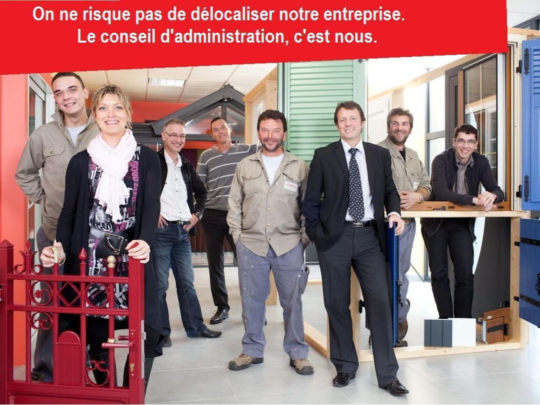 Groupe de personnes dans un contexte professionnel, panneau rouge avec texte en français : Nous ne sous-traitons pas notre activité, nous sommes le conseil d'administration.