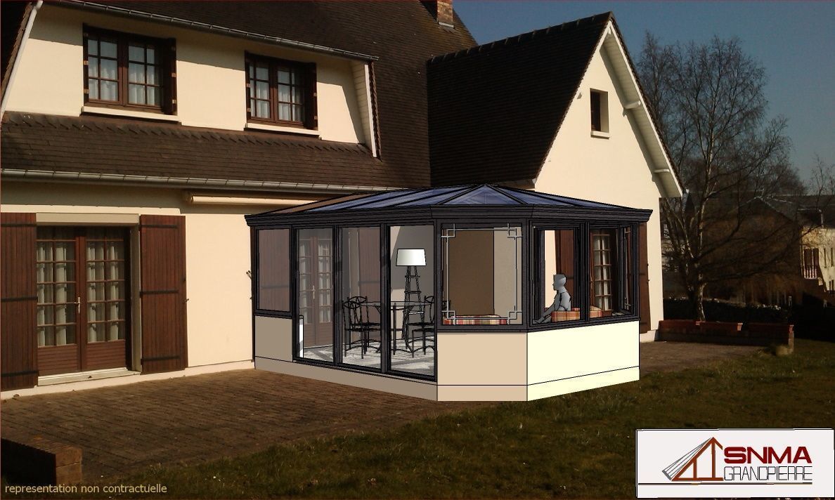 Une maison avec une véranda nouvellement construite, revêtue d'un enduit à base beige clair et à cadre foncé.