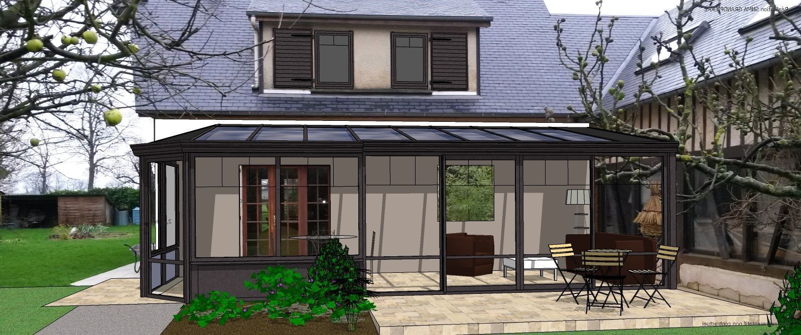 Maison avec patio vitré, mobilier de patio et jardin.