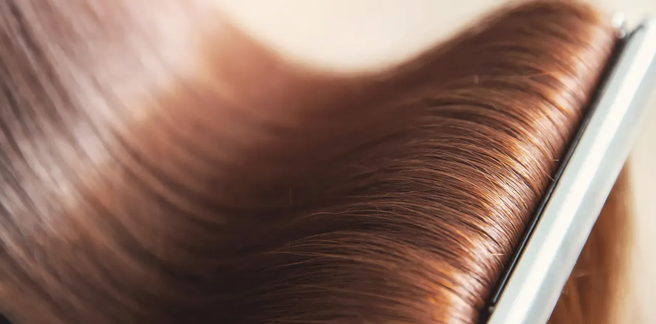Cabello alisado con plancha. Cabello castaño con reflejos.